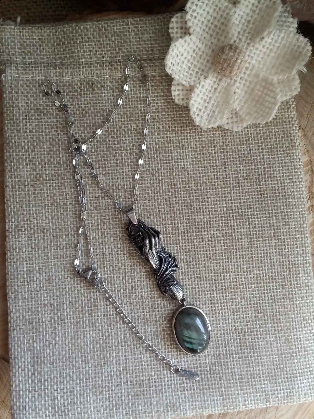 Collier main tête de mort argenté pierre de labradorite – photo 2
